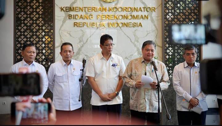 Menteri Koperasi, Ferry Juliantono, dalam Rapat Koordinasi Program Paket Ekonomi 2025 dan Penyerapan Tenaga Kerja yang dipimpin Menko Perekonomian Airlangga Hartarto. (Foto: Instagram Ferry Juliantono)