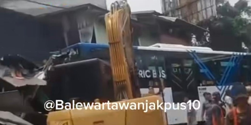 Bus Transjakarta Tabrak Toko Diduga Sopir Kurang Konsentrasi