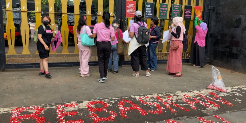Aliansi Perempuan Indonesia 'Tabur Bunga di Depan Gerbang Polda Metro Jaya