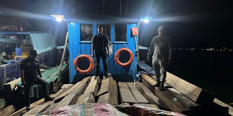 Bakamla dan Kemenhut Gagalkan Pengiriman Kayu Ilegal di Batam