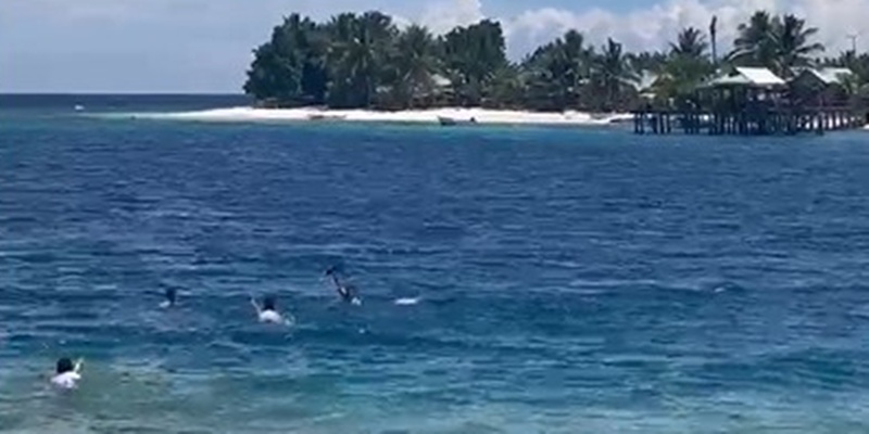 Siswa Berenang Berseragam Sekolah Viral di Medsos