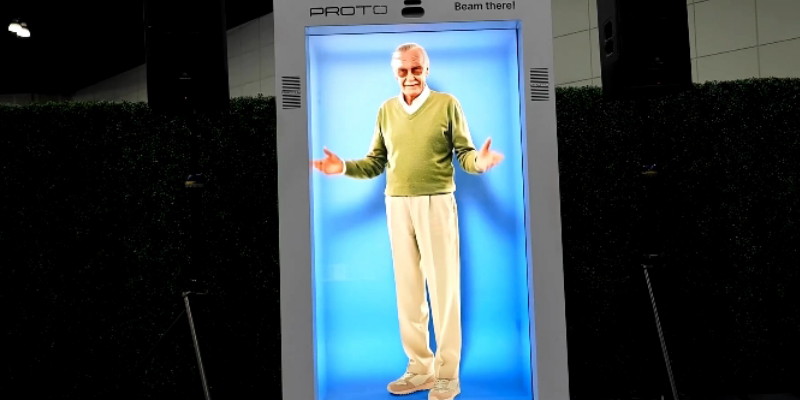 Almarhum Stan Lee Hidup Lagi dalam Bentuk Hologram