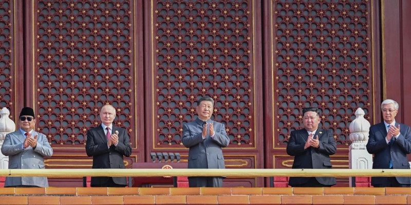 Para pemimpin yang hadir dan berdiri berdampingan di atas mimbar di acara peringatan 80 Tahun Kemenangan Perang Perlawanan Rakyat Tiongkok; yaitu,  Presiden Indonesia Prabowo Subianto., Presiden Rusia Vladimir Putin, Presiden Tiongkok Xi Jinping,  Pemimpin Korea Utara Kim Jong Un, serta Presiden Kazakstan Jomart Tokayev (Foto: Setpres)