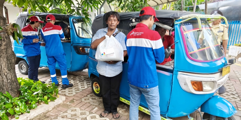 PGN Salurkan Bantuan untuk Komunitas Pengemudi Bajaj Gas