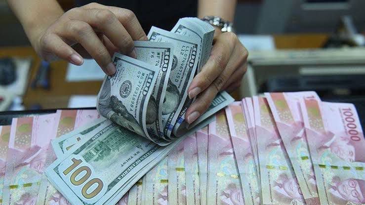 Rupiah Nyaris Tembus Rp17.000 per Dolar AS, IHSG Ikut Tertekan