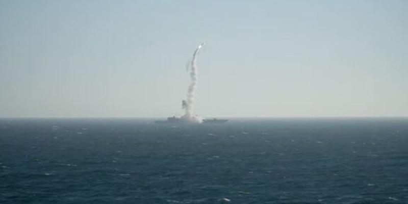 Di Tengah Badai Hipersonik