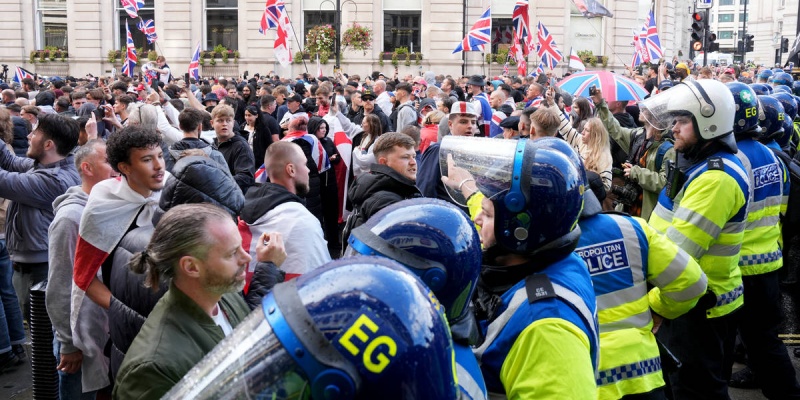 Demo Anti-Migran di London Berakhir Ricuh