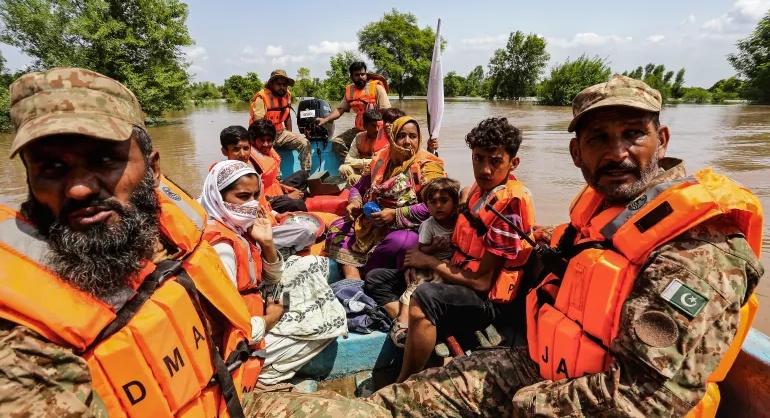 300 Ribu Warga Pakistan Terpaksa Mengungsi dari Banjir