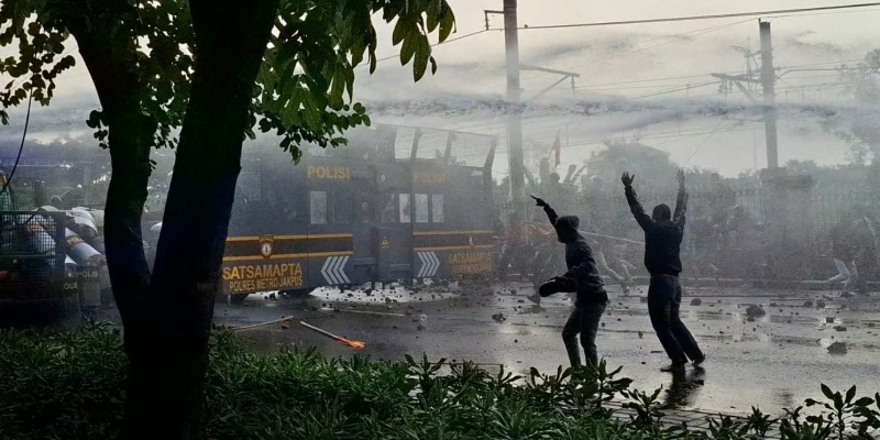 Pengamat: Polri Ada di Garis Depan saat Demo Ricuh Agustus 2025