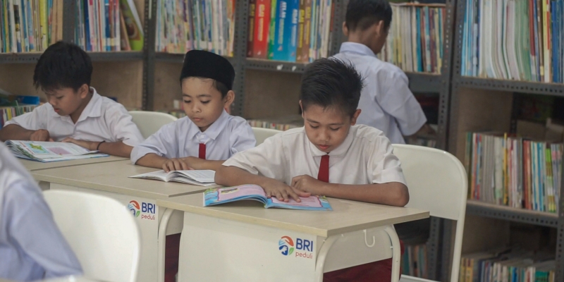 BRI Peduli Salurkan Beasiswa Pelajar SD di Indonesia