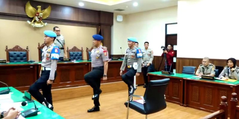 Pakai Pakaian Dinas, Kompol Cosmas Jalani Sidang Etik di Mabes Polri