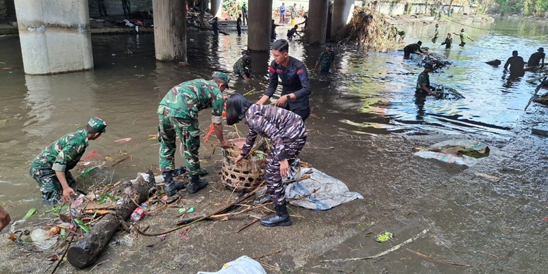 Bersihkan Sampah Sisa Banjir