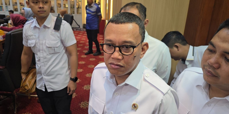 Menteri Karding Siap Pasang Badan Soal Menteri Raja Juli Main Domino dengan Aziz Wellang