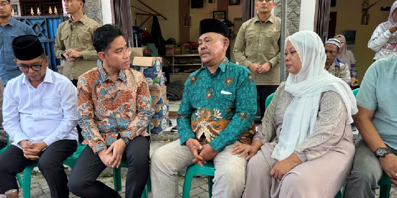 Gibran Wakili Prabowo Melayat ke Rumah Siswa SMK Korban Demo DPR