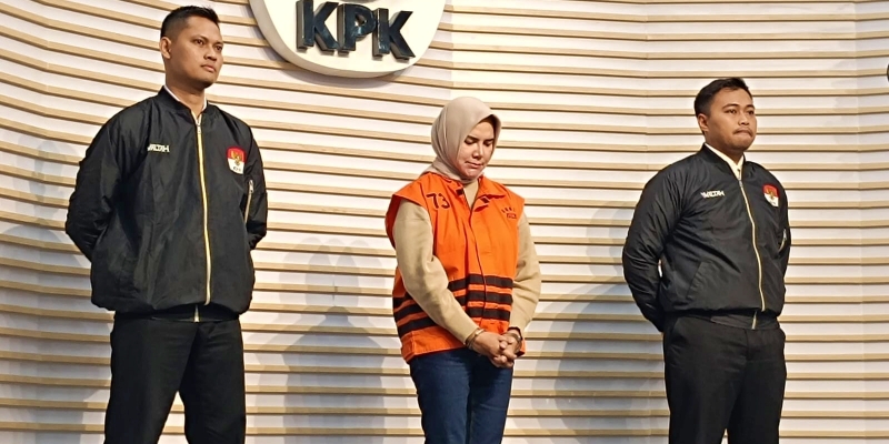 Ketua Kadin Kaltim Dayang Donna Pakai Rompi Tahanan KPK