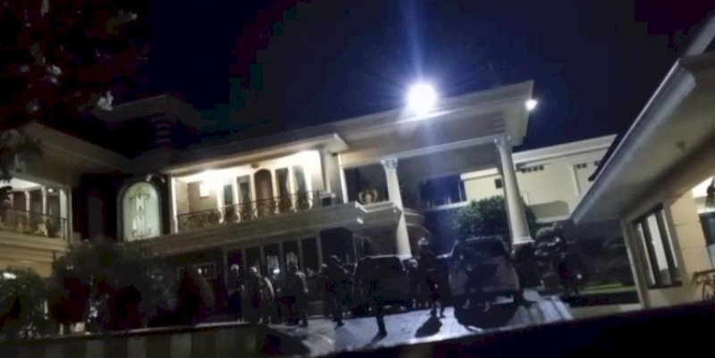 Kejati Enam Jam Obok-obok Rumah Mantan Bupati Pesawaran Dendi Ramadhona