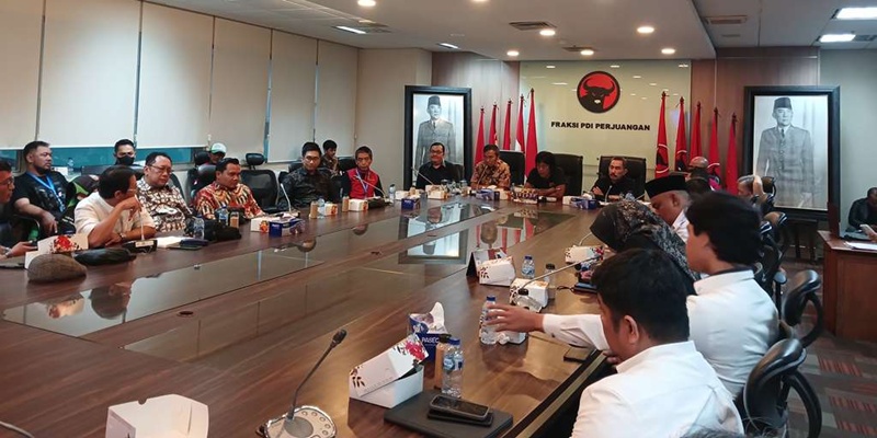 Fraksi PDIP Gelar Diskusi Bareng Asosiasi Ojol hingga Aplikator
