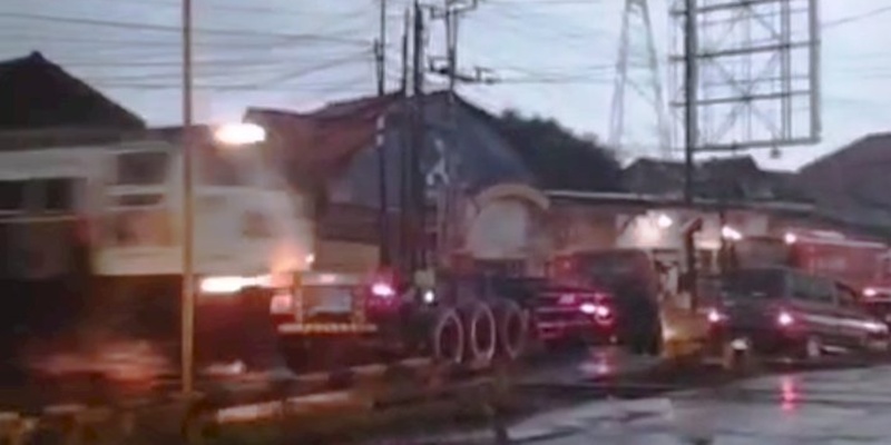 Truk Trailer Dihantam KA di Kota Semarang