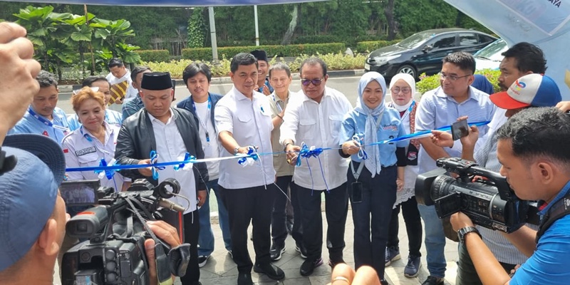 Wamensesneg Bareng Relawan Peringati Setahun Rezim Prabowo-Gibran