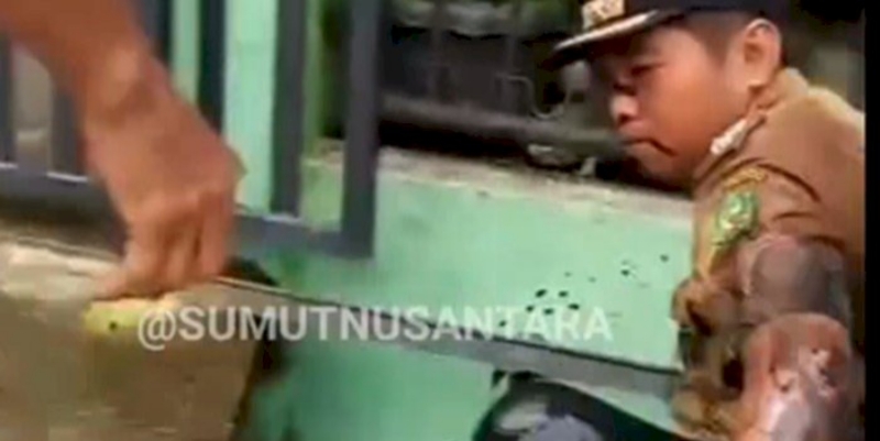 Lurah di Medan Didorong Warga sampai Tercebur Parit