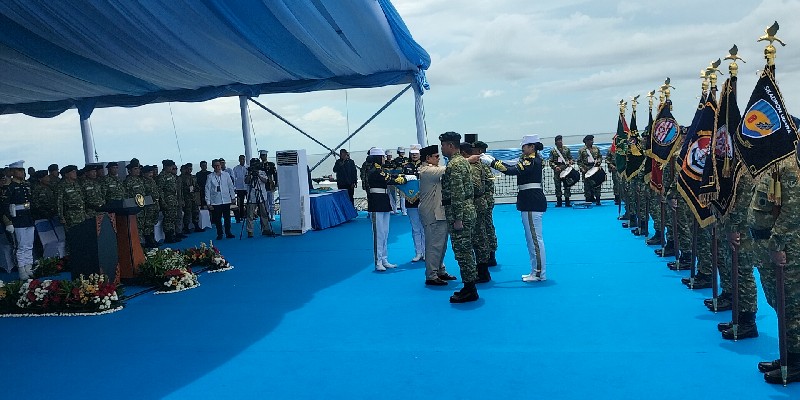 Prabowo Sematkan Bintang Yudha Dharma Pratama ke Tiga Personel TNI