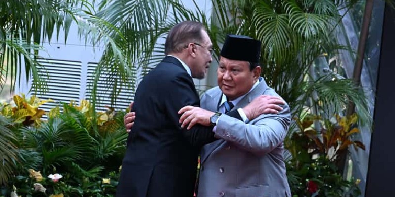 Pelukan Persahabatan Prabowo-Anwar Warnai Pembukaan KTT ke-47 ASEAN