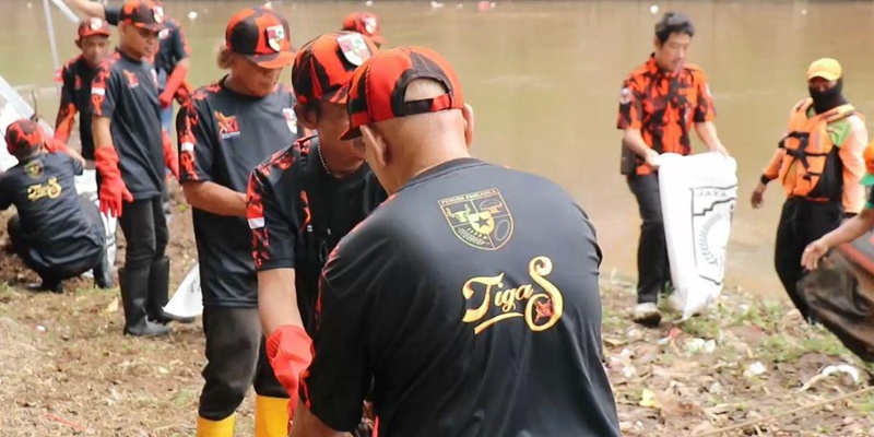 Aksi Pemuda Pancasila Bersihkan Sungai Ciliwung Mengedukasi Warga