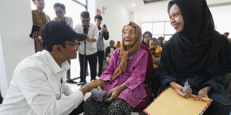 Mensos Pantau Langsung Penyaluran Bansos di Bandung