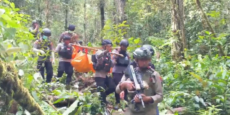 Satgas Ops Damai Cartenz dan TNI Evakuasi Korban Aksi KKB di Yahukimo