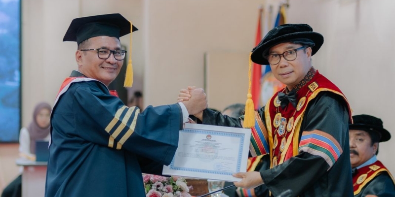 Era Era Hia Raih Gelar Doktor Ilmu Pemerintahan di IPDN