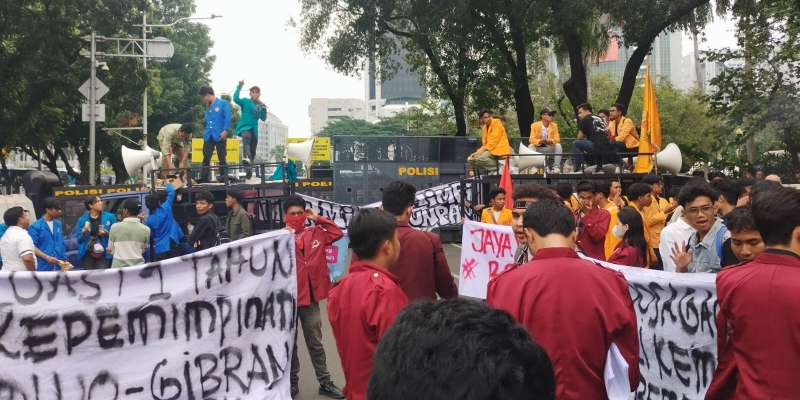 Satu Tahun Prabowo-Gibran: Mahasiswa Padati Patung Kuda