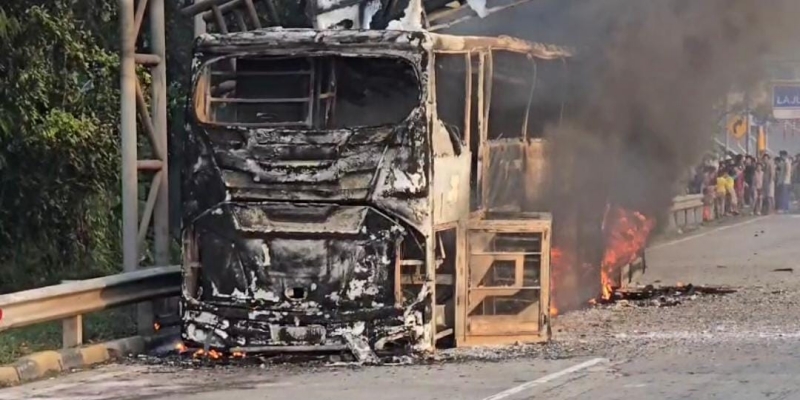 Bus Damri Terbakar di Tol JORR Jatiasih, 15 Penumpang Selamat