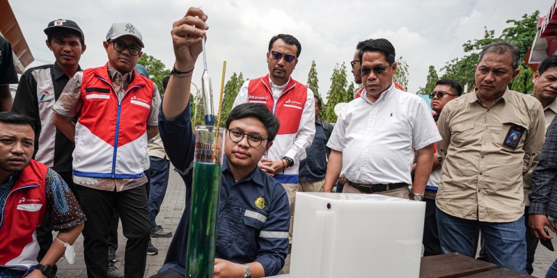 Dirut Pertamina Patra Niaga Tinjau SPBU Jatim Pastikan Kualitas BBM Aman