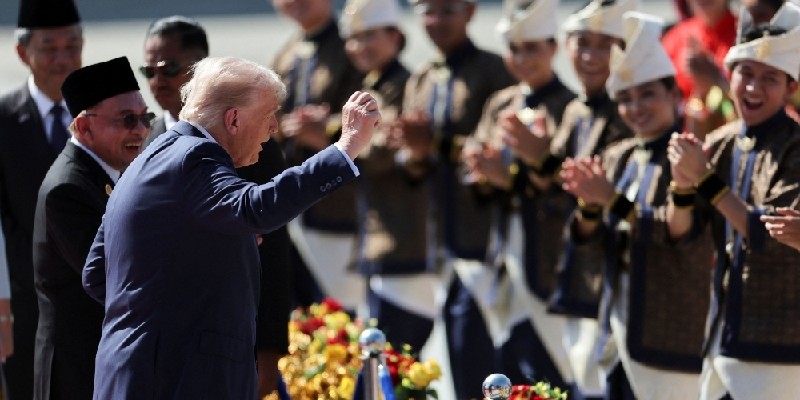 Momen Trump dan Anwar Ibrahim Joget di Karpet Merah Jelang KTT ASEAN