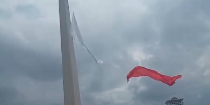 Bendera Merah Putih untuk latihan peringatan HUT TNI robek pada Kamis, 2 Oktober 2025. (Foto: Media Sosia)
