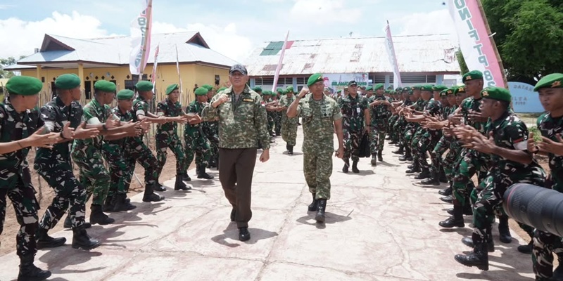 Tinjau Markas Yonif Pulau Buru