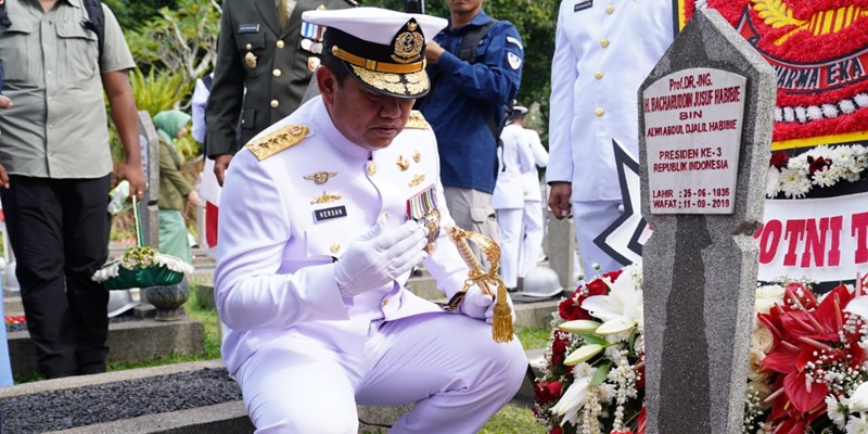 Laksdya Hersan Pimpin Ziarah TNI ke TMPNU Kalibata