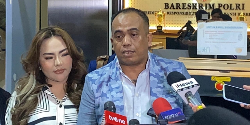 Lisa Mariana Pasang Wajah Ceria saat akan Diperiksa Bareskrim