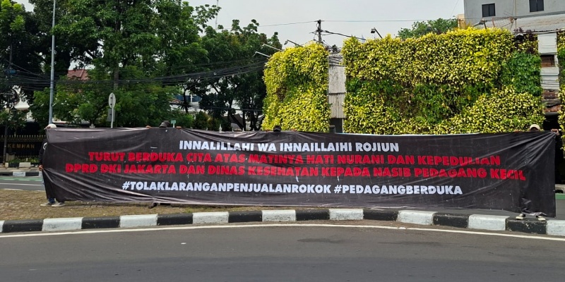 Aksi massa membentangkan spanduk di depan Tugu Tani, Jakarta Pusat. (Foto: RMOL/ Ahmad Alfian)