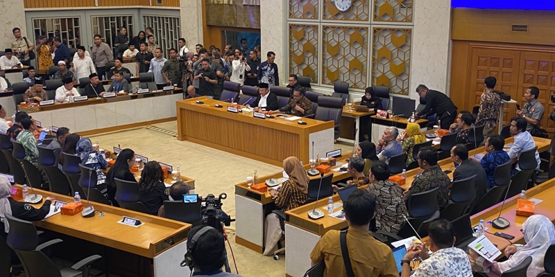 Sholawat Santri Lirboyo Menggema di Ruang Wakil Rakyat