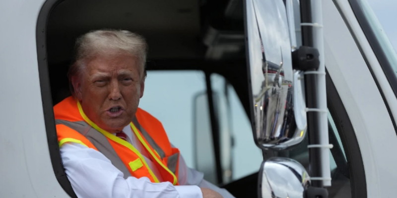 Trump Kenakan Tarif Impor 25 Persen untuk Truk