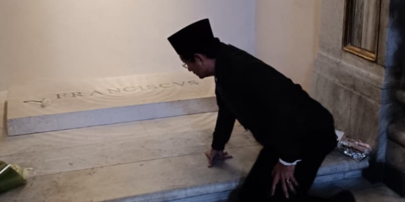 Momen Langka Menag Nasaruddin Mengusap Makam Paus Fransiskus