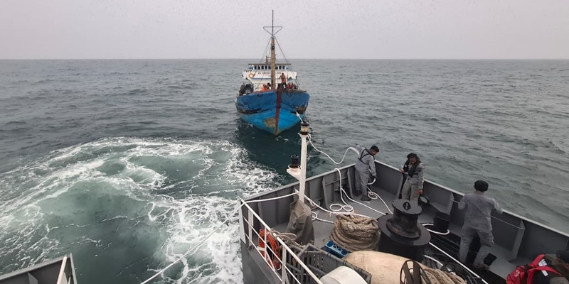 Evakuasi Kapal Mogok