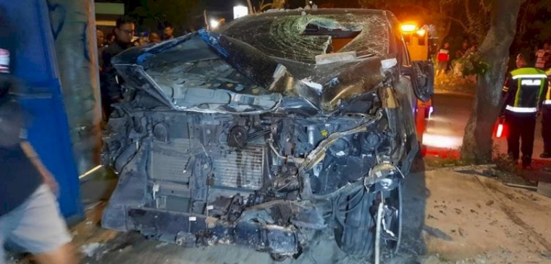 Mobil Biduan Cantika Davinca Seruduk Pemotor