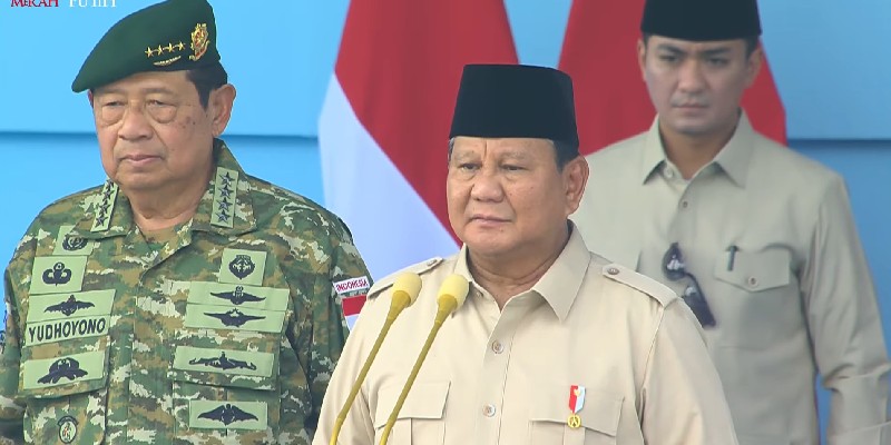 SBY Dampingi Prabowo Terima Penghormatan Defile TNI di Monas