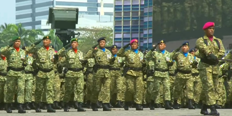Letjen Kunto Bawa Rombongan Pati Lintas Matra Saat Defile Depan Prabowo