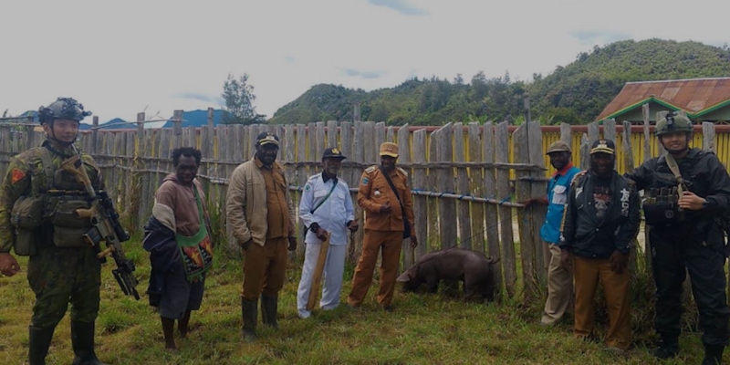 Satgas Yonif 4 Marinir Disambut Hangat Warga Distrik Pasir Putih