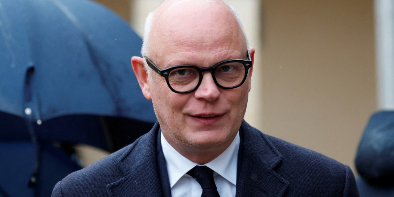 Mantan PM Prancis Desak Presiden  Macron Mundur