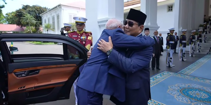 Jas Biru dan Pelukan Hangat Warnai Pertemuan Prabowo-Lula