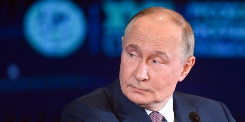 Raksasa Minyak Rusia Disanksi Trump, Putin Bilang Amerika yang Rugi